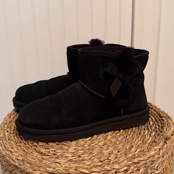 Koolaburra by UGG Black Suede Ankle Boots with Bow - 7 - Great Condition - Picture 1 of 8